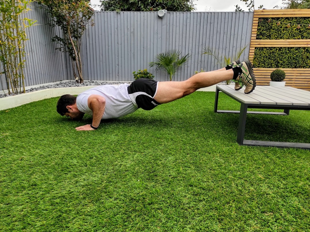 Mand laver decline push-ups/armbøjninger udenfor