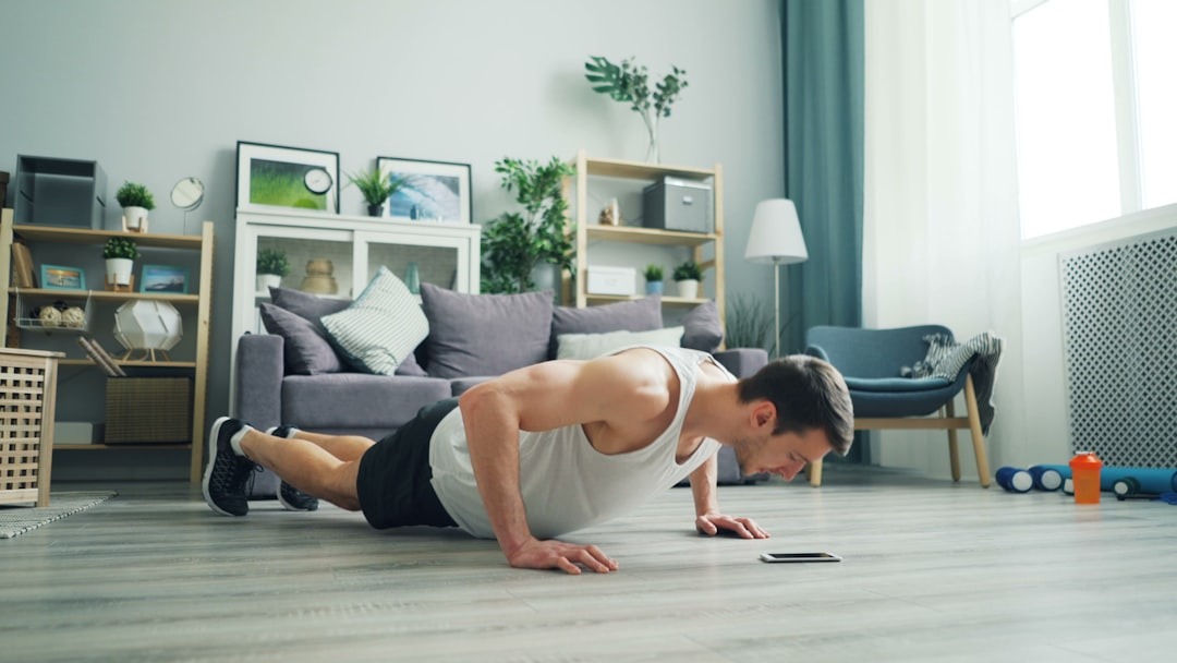 Mand laver push-ups/armbøjninger i hans hjem