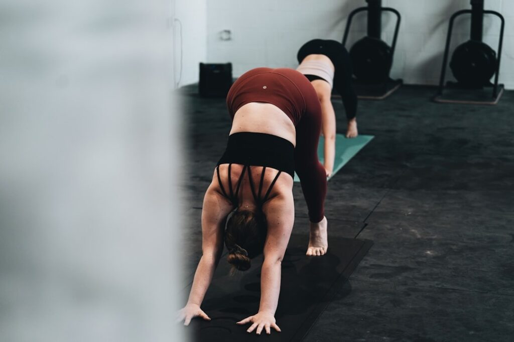 Kvinde laver pike push ups på en yogamåtte