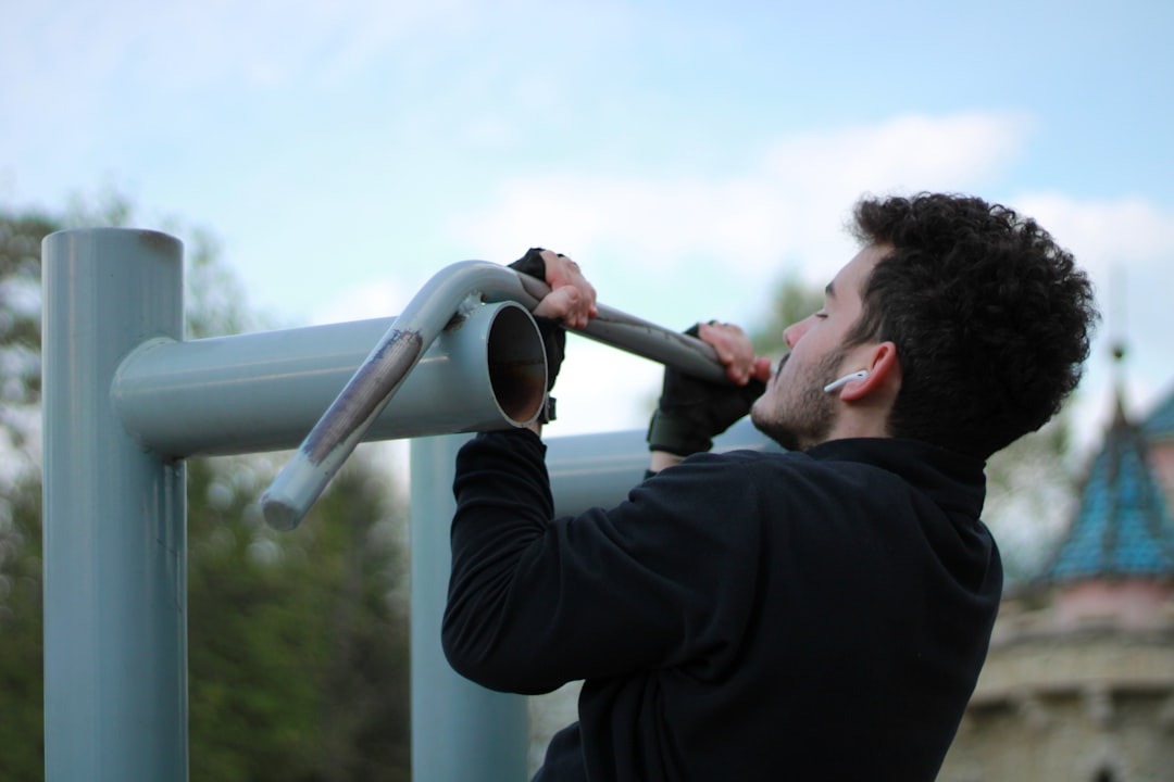 Mand laver pull-ups udenfor