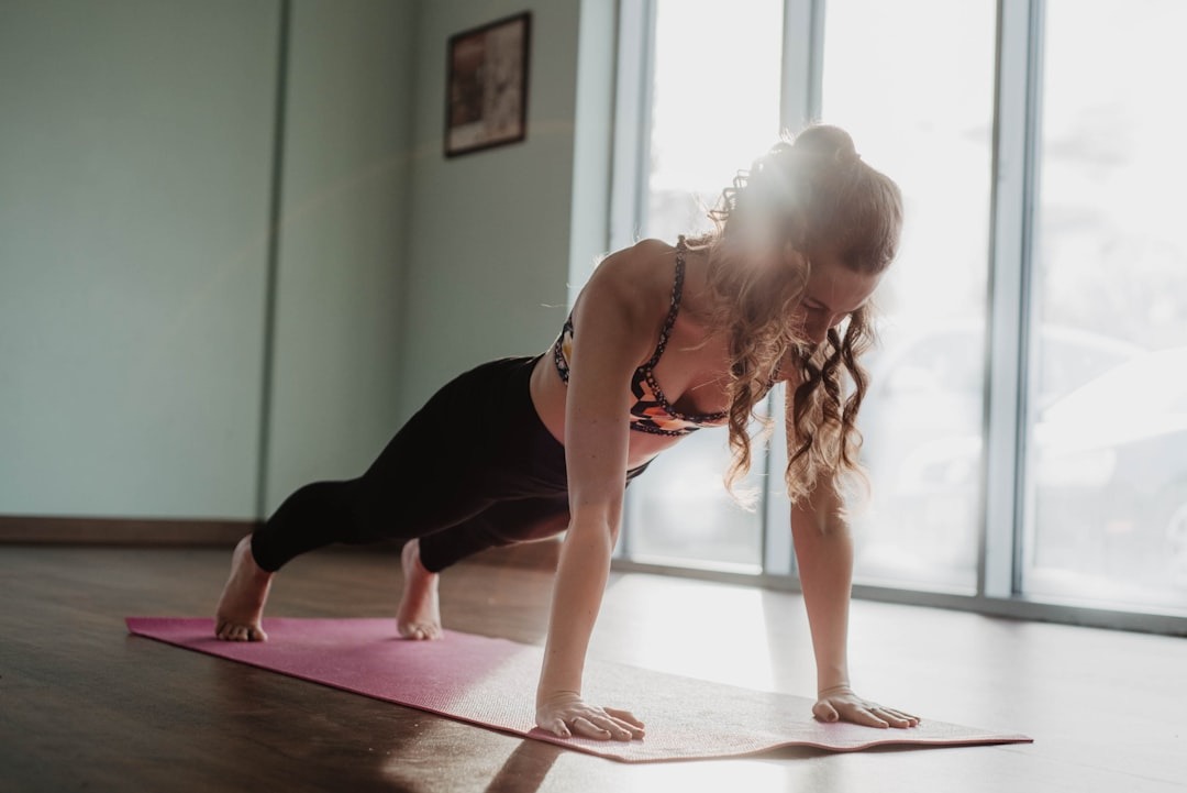 En kvinde laver planke på en yoga måtte 