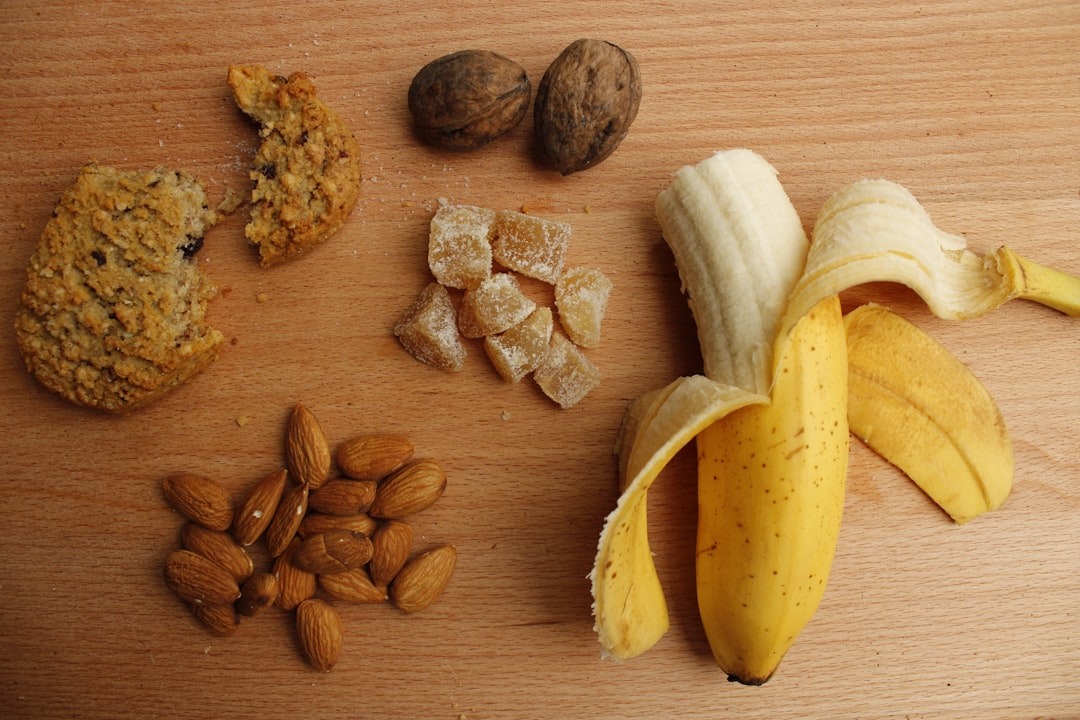Nødder og en banan der ligger på et bord