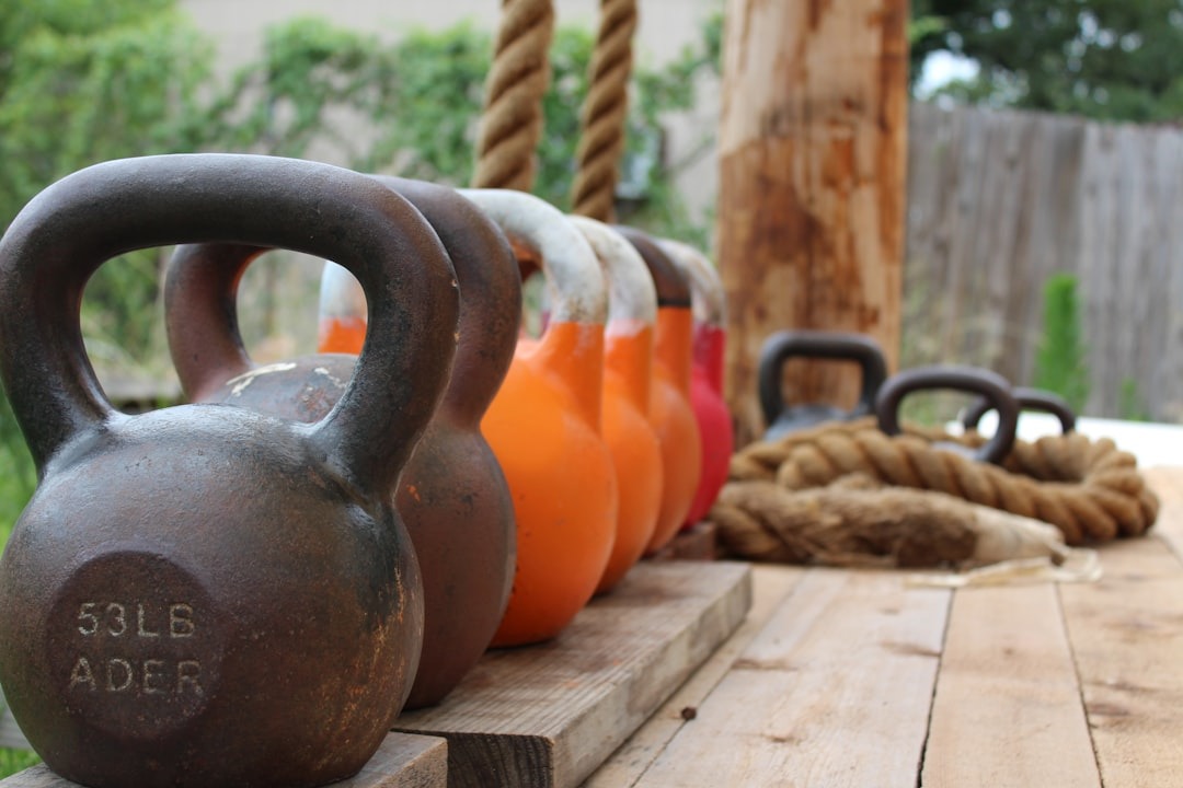 Kettlebells i forskellige farver der stå ved siden af hinanden udenfor