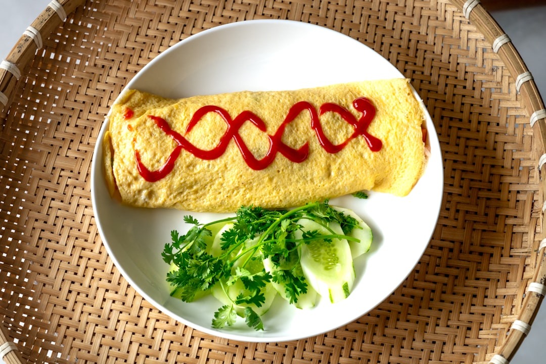 Omelet på en tallerken med ketchup ovenpå