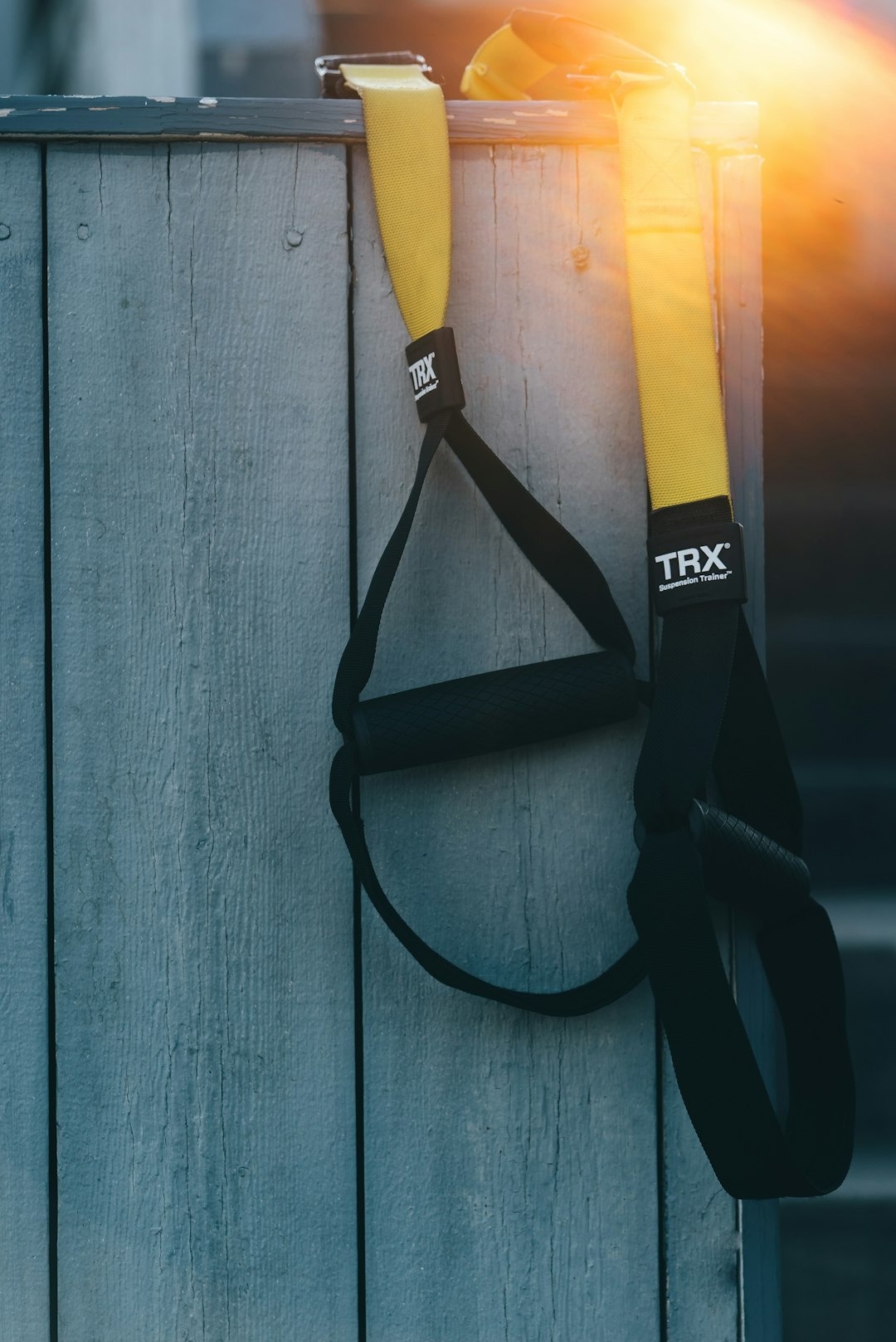 Suspension Trainer der hænger på et stakit udenfor