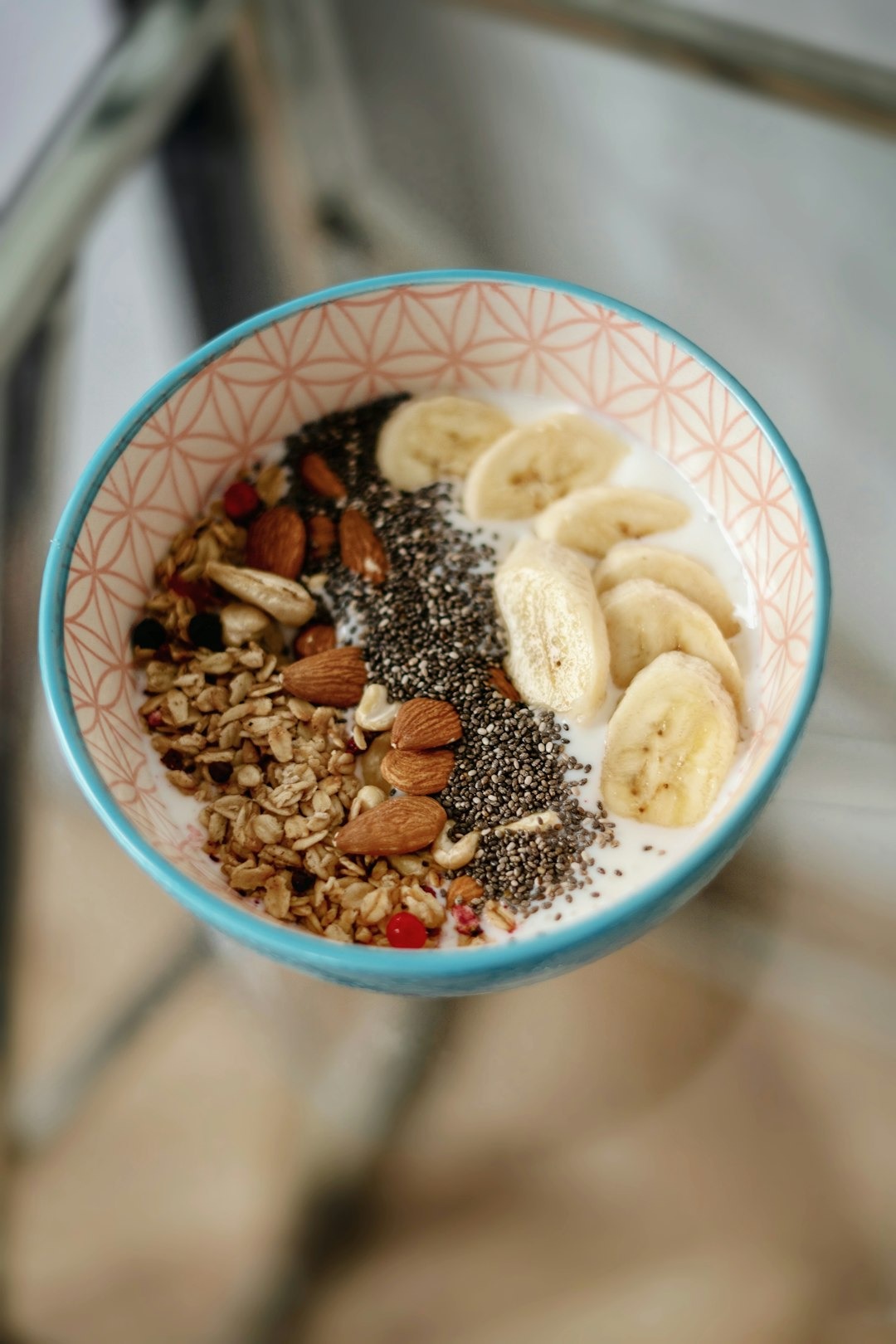 Protein skyr der ligger med bananer, havregryn og nødder