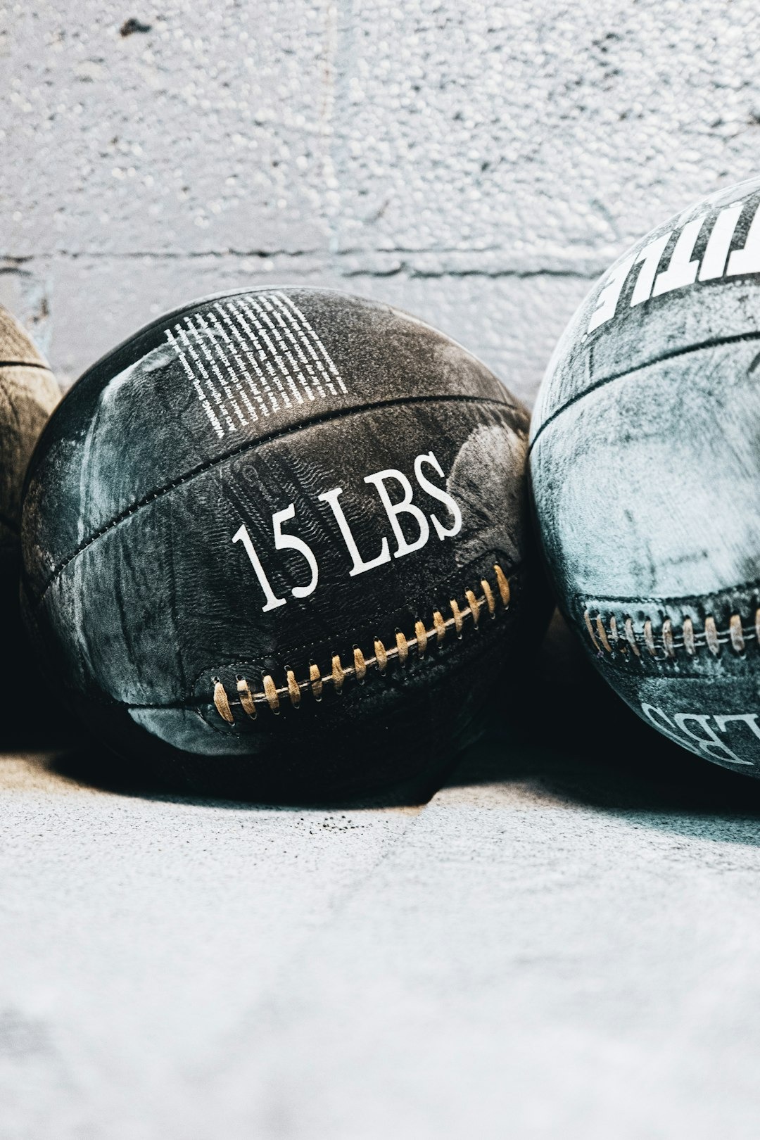 Et billede af en slam ball hvor der står 15 lbs